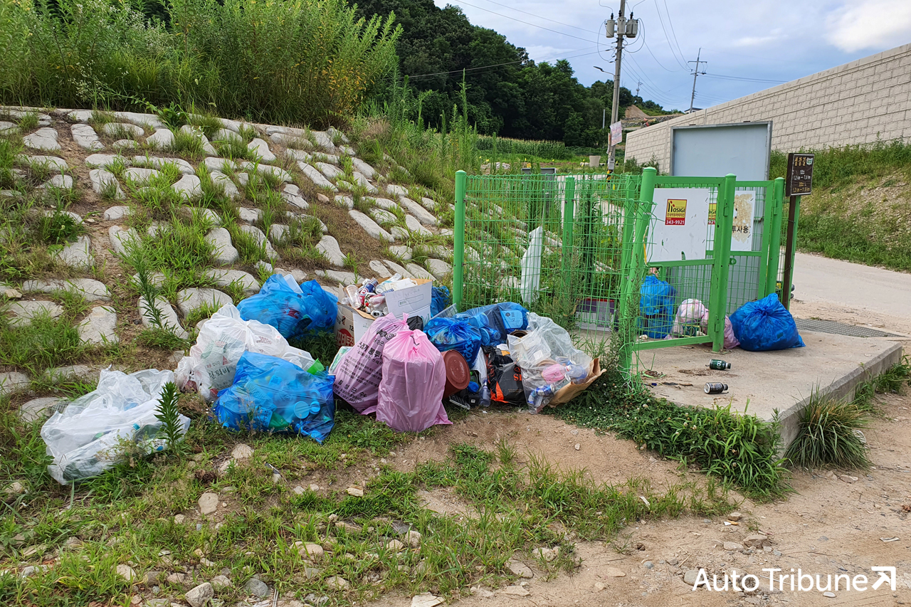 ▲쓰레기를 버리는 구역이 따로 있으나, 아무 곳에나 던져진 쓰레기들(사진=양봉수 기자)
