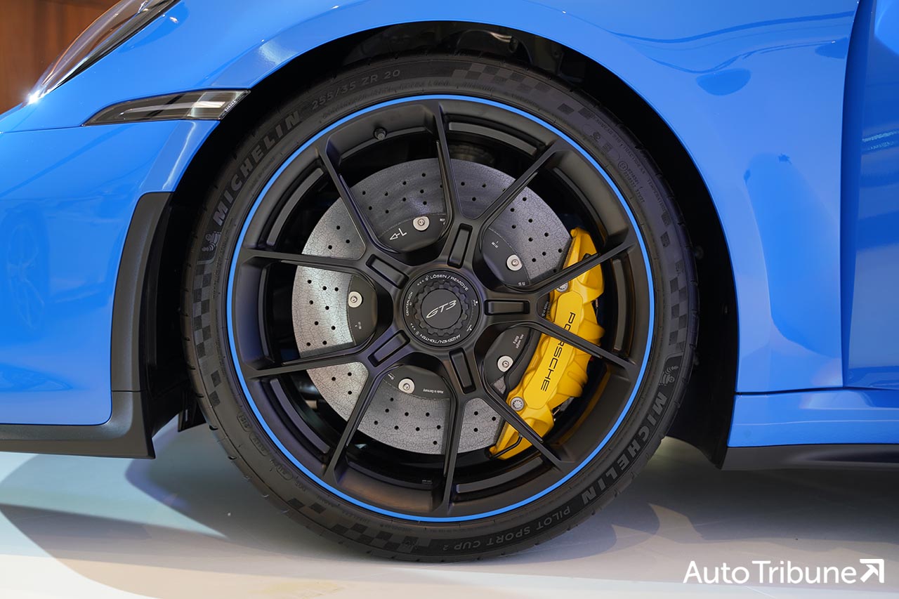 ▲신형 911 GT3에 적용된 경량 단조휠과 미쉐린 파일럿 컵 2 타이어(사진=기노현 기자)