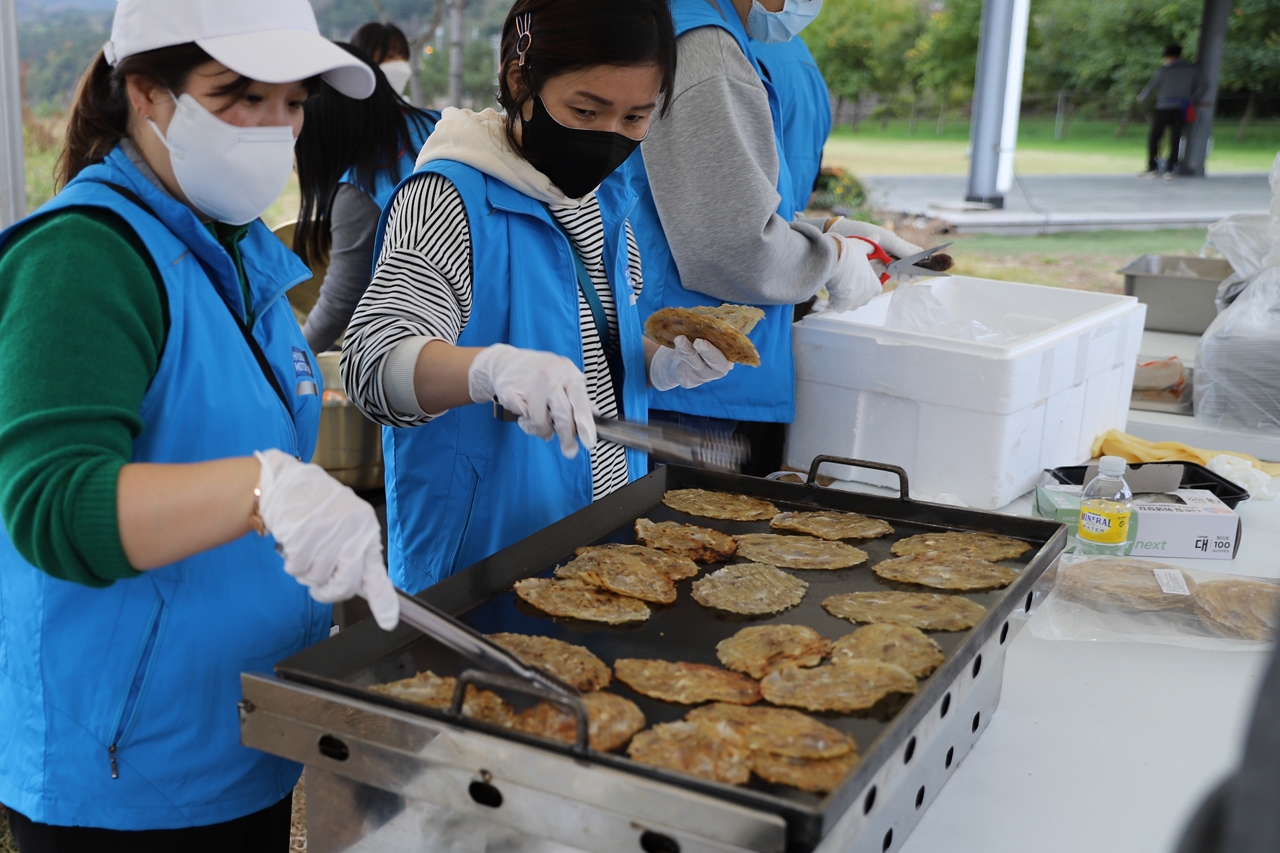 ▲관람객들에게 제공할 간식을 만드는 현대모터클럽 봉사단원들 (사진=현대모터클럽 제공)