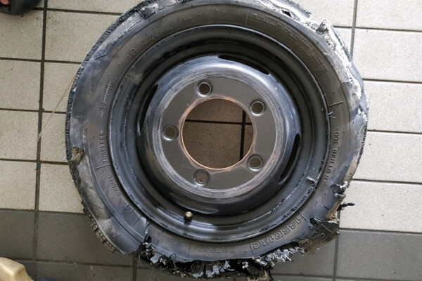 ▲3년된 캠핑카의 타이어가 탁송중 파손된 모습 (사진출처=다음여행지님)