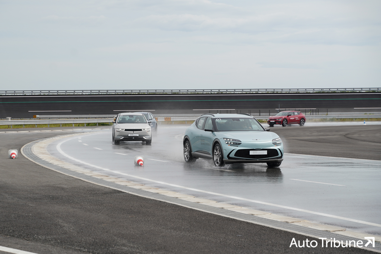 ▲젖은 노면주행법을 익히고 있는 모습(사진=기노현 기자)