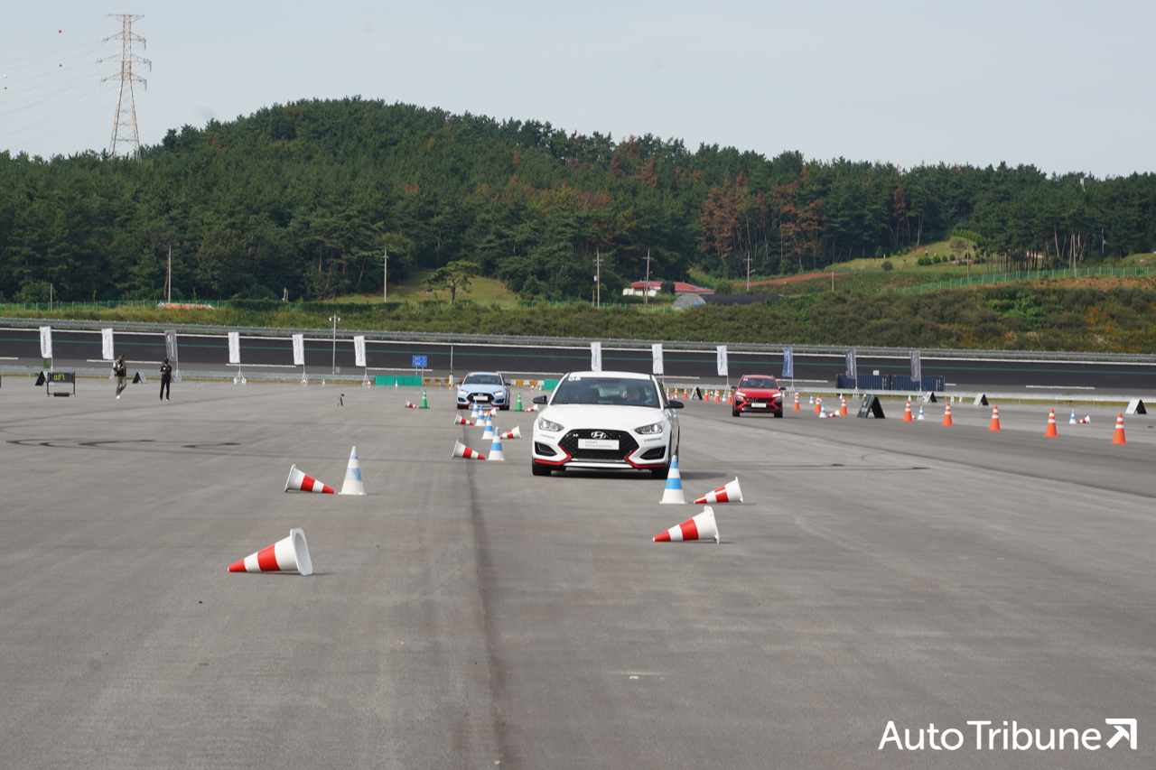▲다목적 주행 코스에서 역동적인 주행을 이거가는 현대 벨로스터 N(사진=기노현 기자)