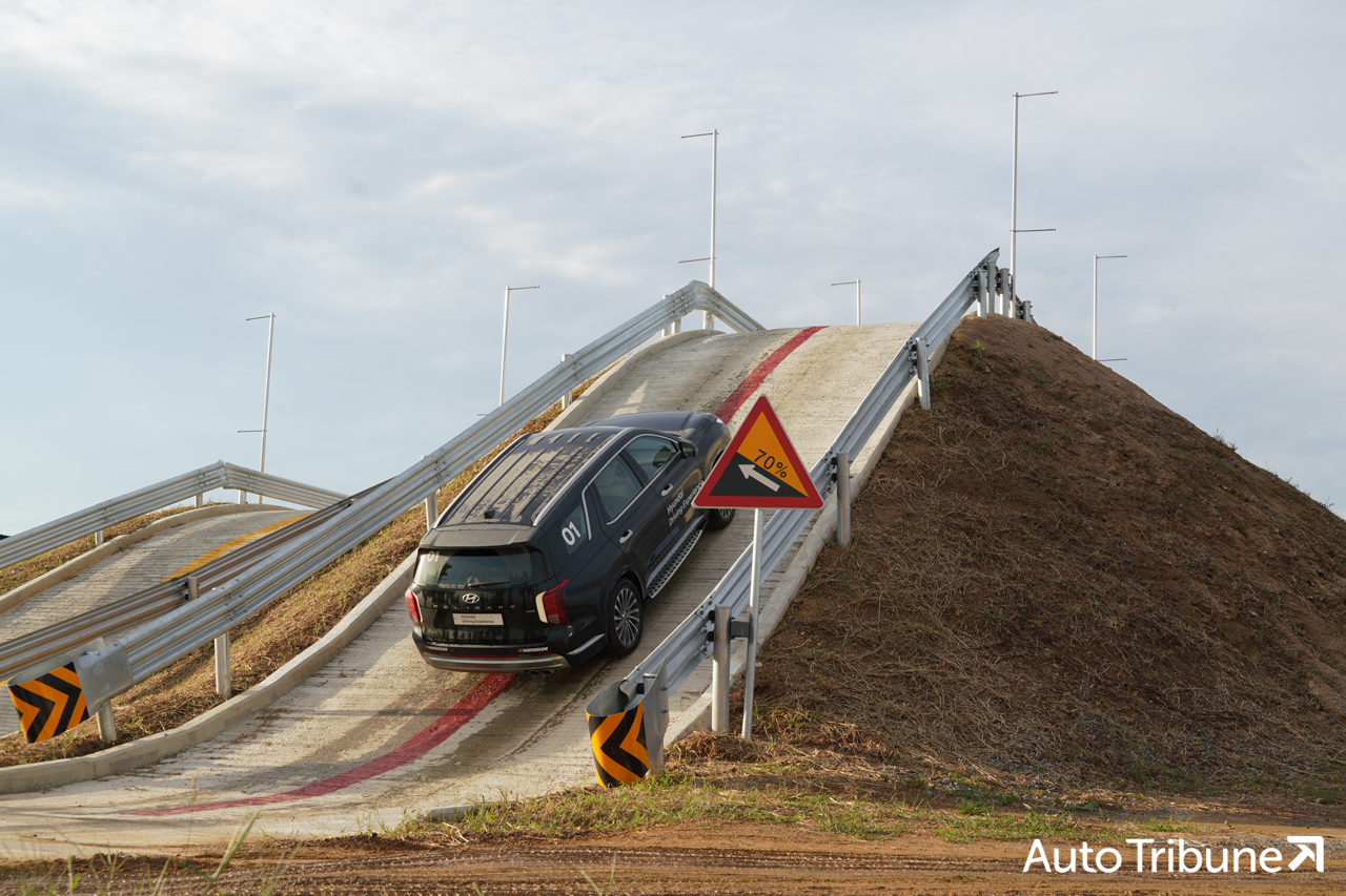 ▲70%의 경사로를 무리없이 올라가는 현대 팰리세이드(사진=기노현 기자)