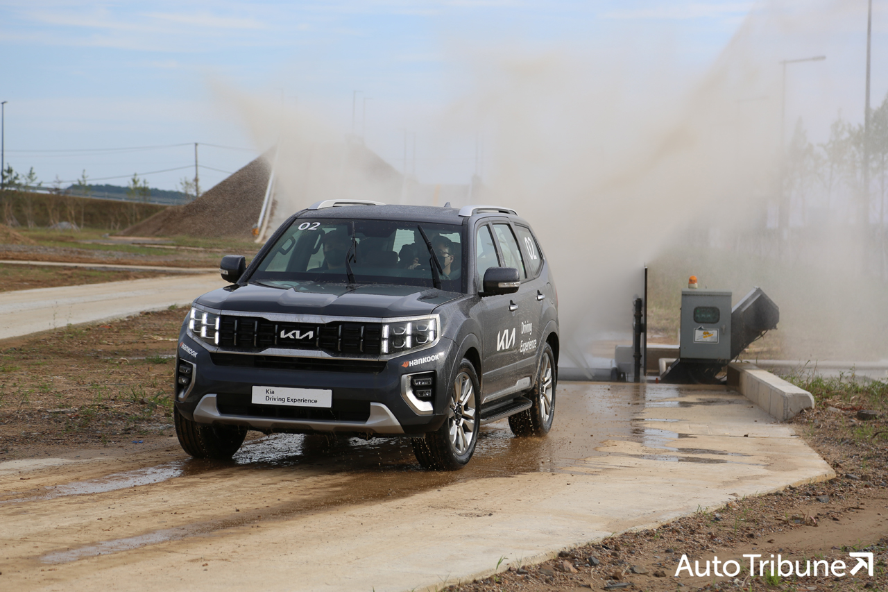 ▲과격한 오프로드 주행후 차량을 세척하는 모습(사진=양봉수 기자)