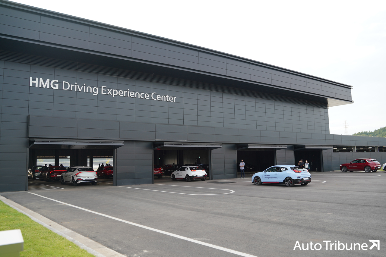 ▲코스 체험을 마치고 차량이 들어오는 모습. 행사는 내부 피트에서 차량 교체후 다른 코스 체험을 이어가는 식으로 진행됐다.(사진=기노현 기자)