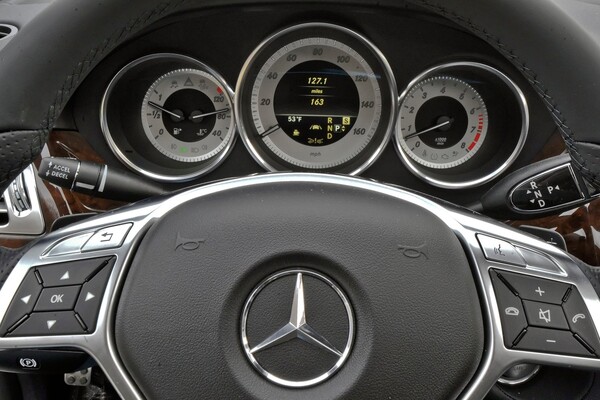 ▲ Interior do Mercedes-Benz CLS, com alavanca de câmbio vertical no lado direito do volante (Foto = Mercedes-Benz)