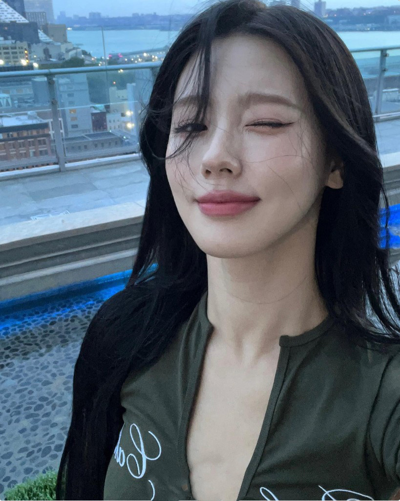 “벌어진 단추 사이로”.. 청순한 미연, 반전 넘치는 몸매 과시 [룩♥스타]
