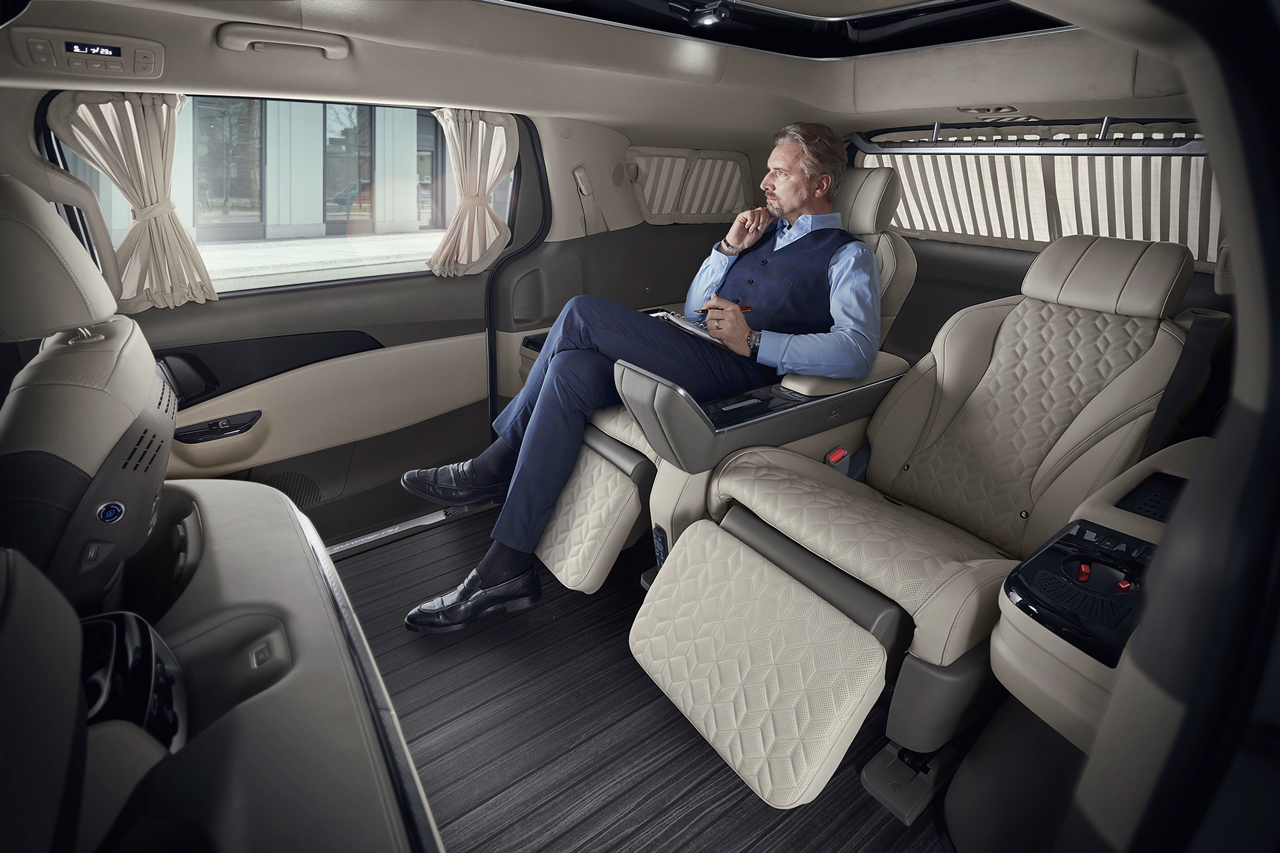 "뒷태가 더 대박"... 주자창에서 마주친 신형 카니발, 위장막 벗기면 이런 모습?