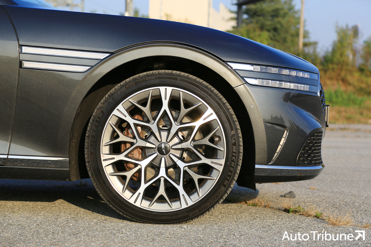 ▲제네시스 G90 타이어, 휠이 크고 상대적으로 타이어가 얇다.(사진=양봉수 기자)