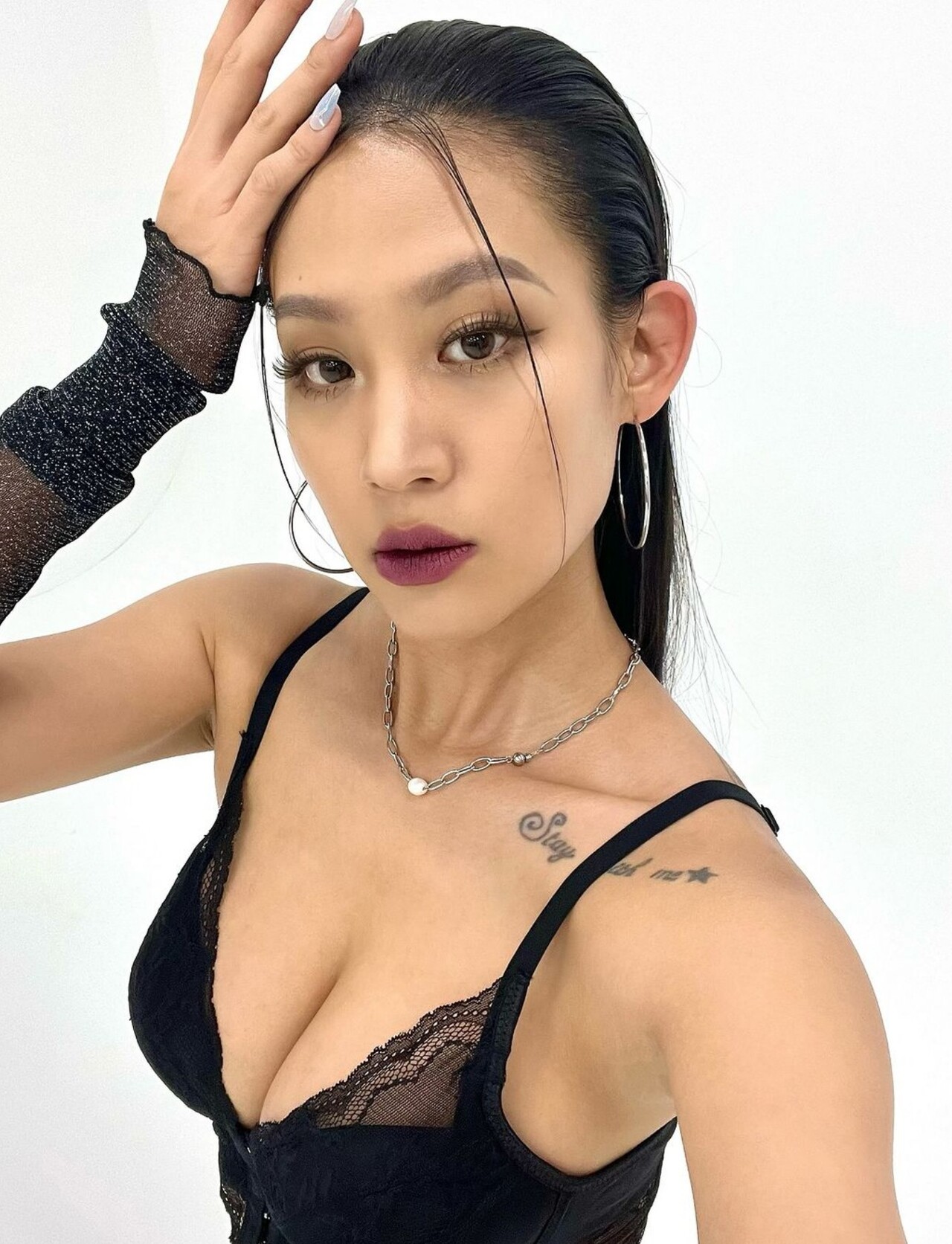래퍼 나다, 구릿빛 피부에 탄탄한 볼륨으로 아찔한 몸매 과시 < 연예... 래퍼 나다, 구릿빛 피부에 탄탄한 볼륨으로 아찔한 몸매 과시... 