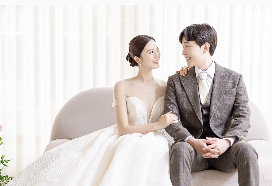 개그맨들 줄지어 품절남 됐네... 미모의 여성과 결혼 소식 알린 연예인은 누구? < 연예 < 기사본문 - 오토트리뷴 개그맨들 줄지어 품절남 됐네...... 
