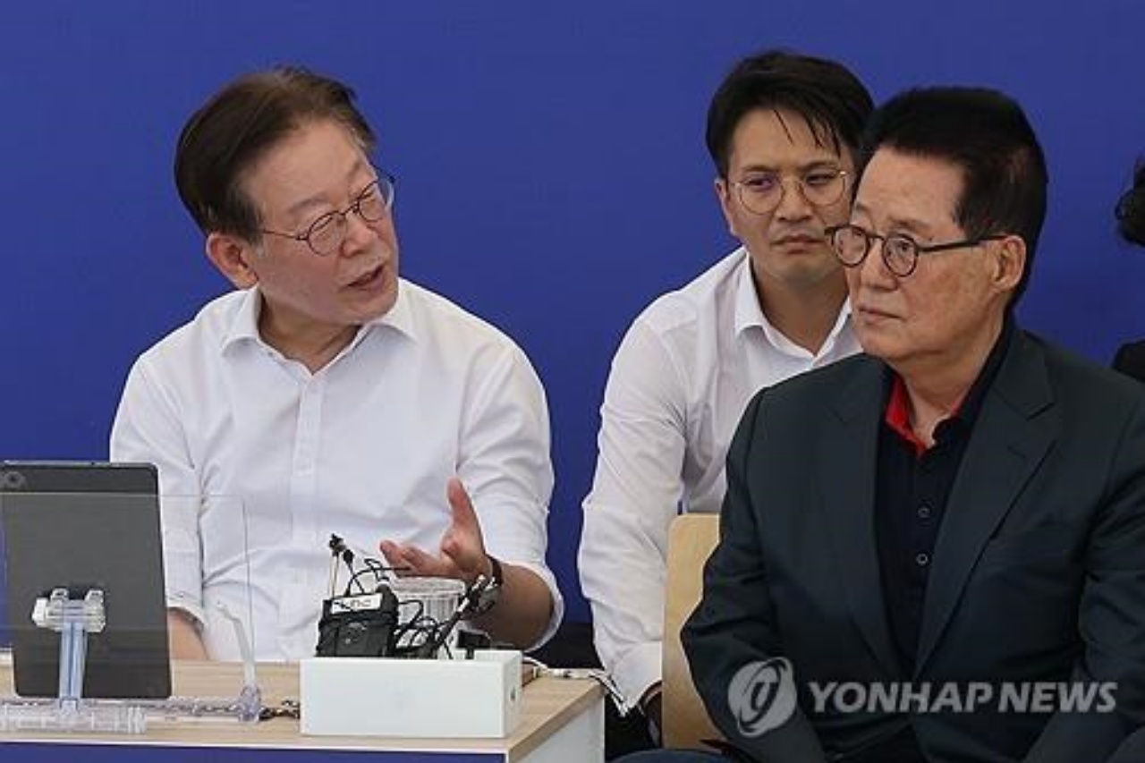 ▲이재명 더불어민주당 대표(왼쪽), 박지원 전 국가정보원장(사진=연합뉴스)