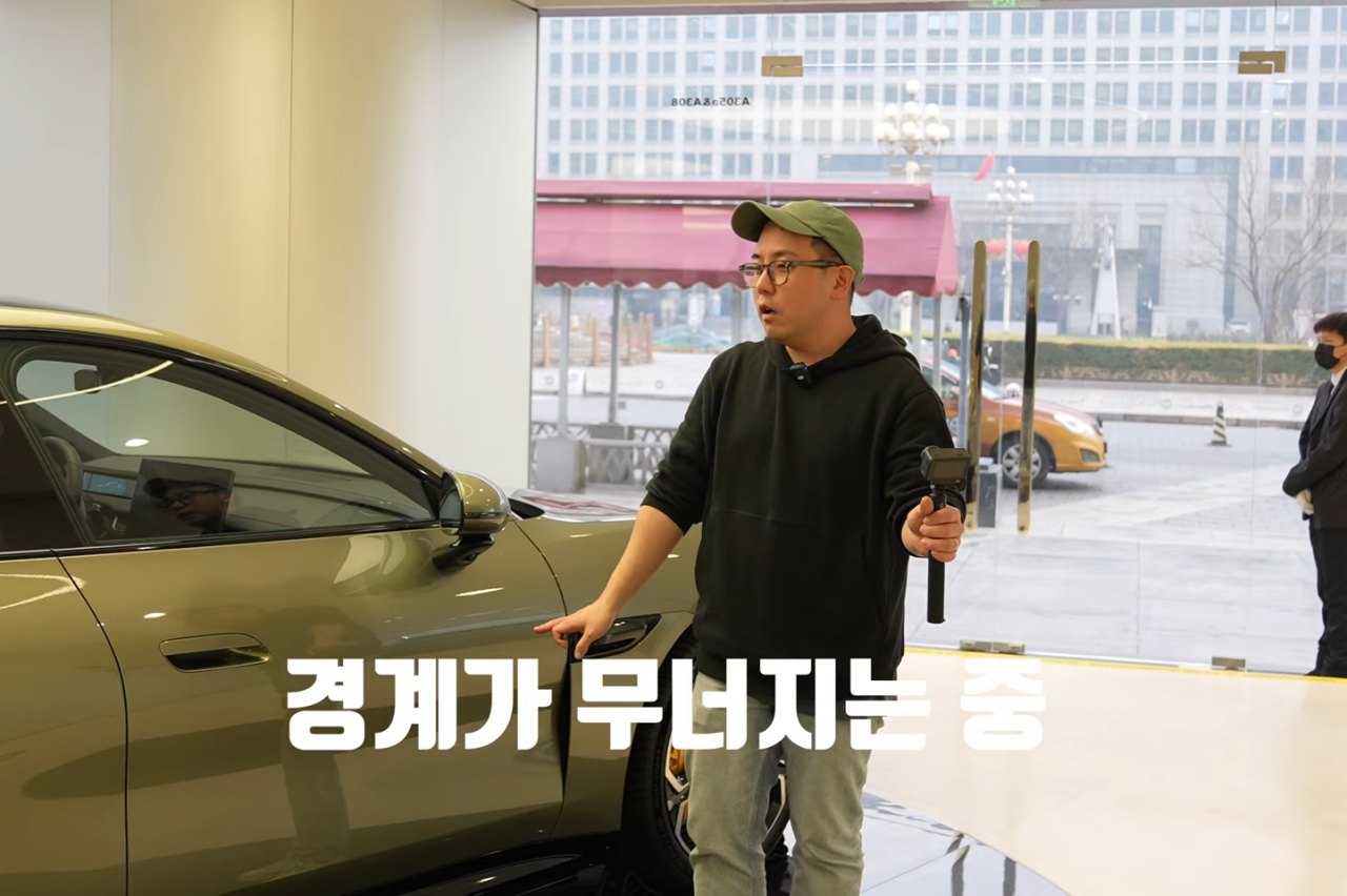 ▲샤오미 SU7을 소개하면서 전자제품과 자동차 관계를 설명하는 장면(사진=유튜브 '모트라인')
