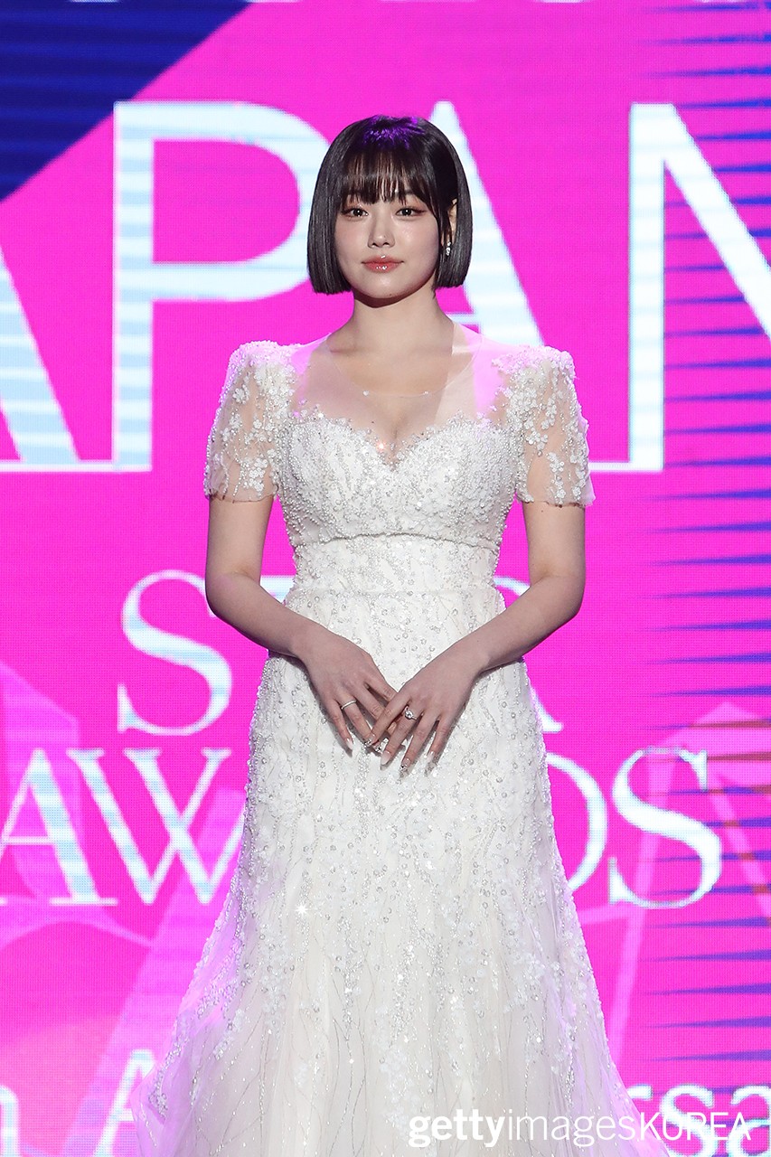 포토] 강미나, 반전 미소로 완성한 드레스 자태 < 연예 < 포토/영상 < 기사본문 - 오토트리뷴