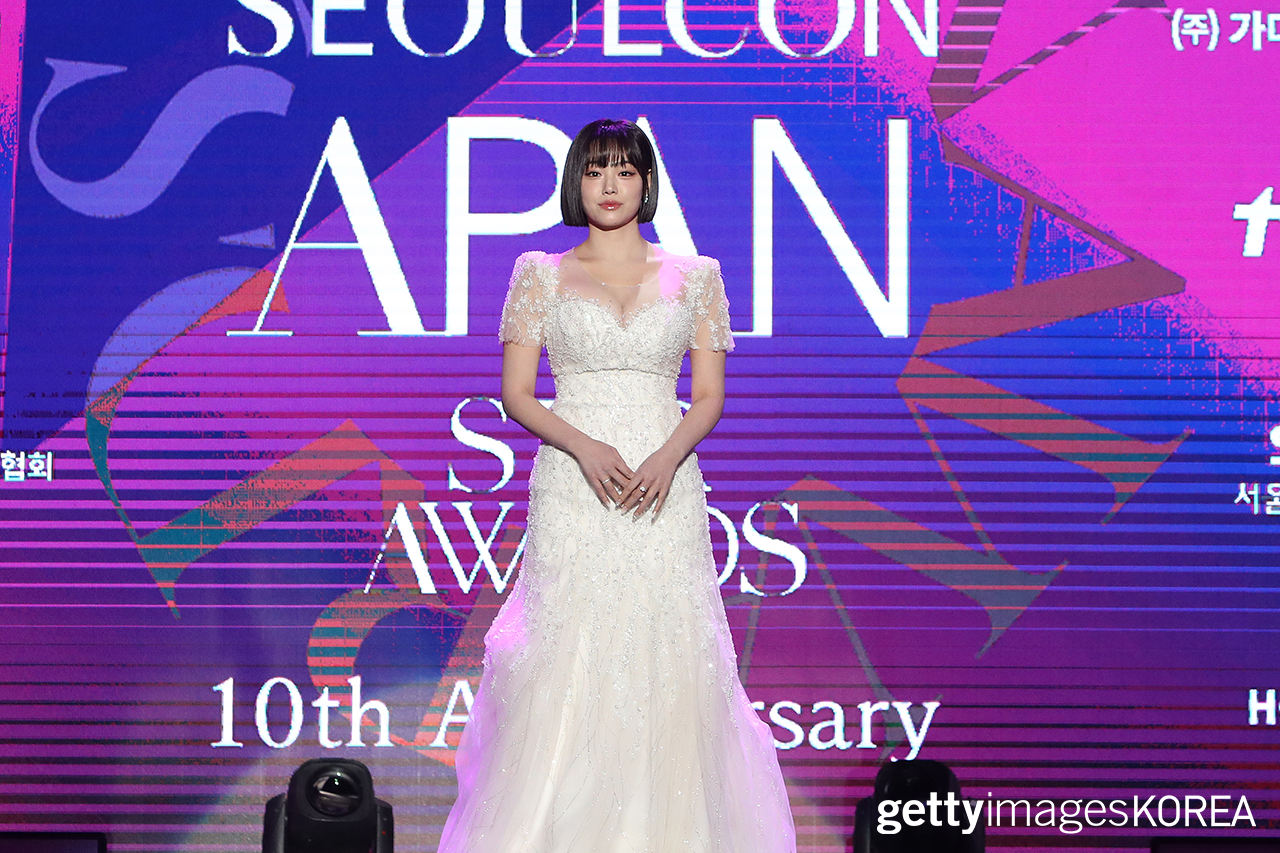 포토] 강미나, 반전 미소로 완성한 드레스 자태 < 연예 < 포토/영상 < 기사본문 - 오토트리뷴