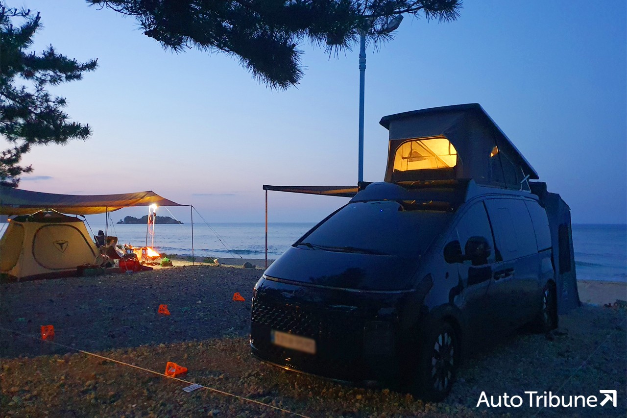 현대 스타리아 기반의 유로밴 캠핑카와 함께 속초 캠핑장에서 갑작스럽게 1박을 했다. 음식은 배달 시켜 먹고. /사진=양봉수 기자