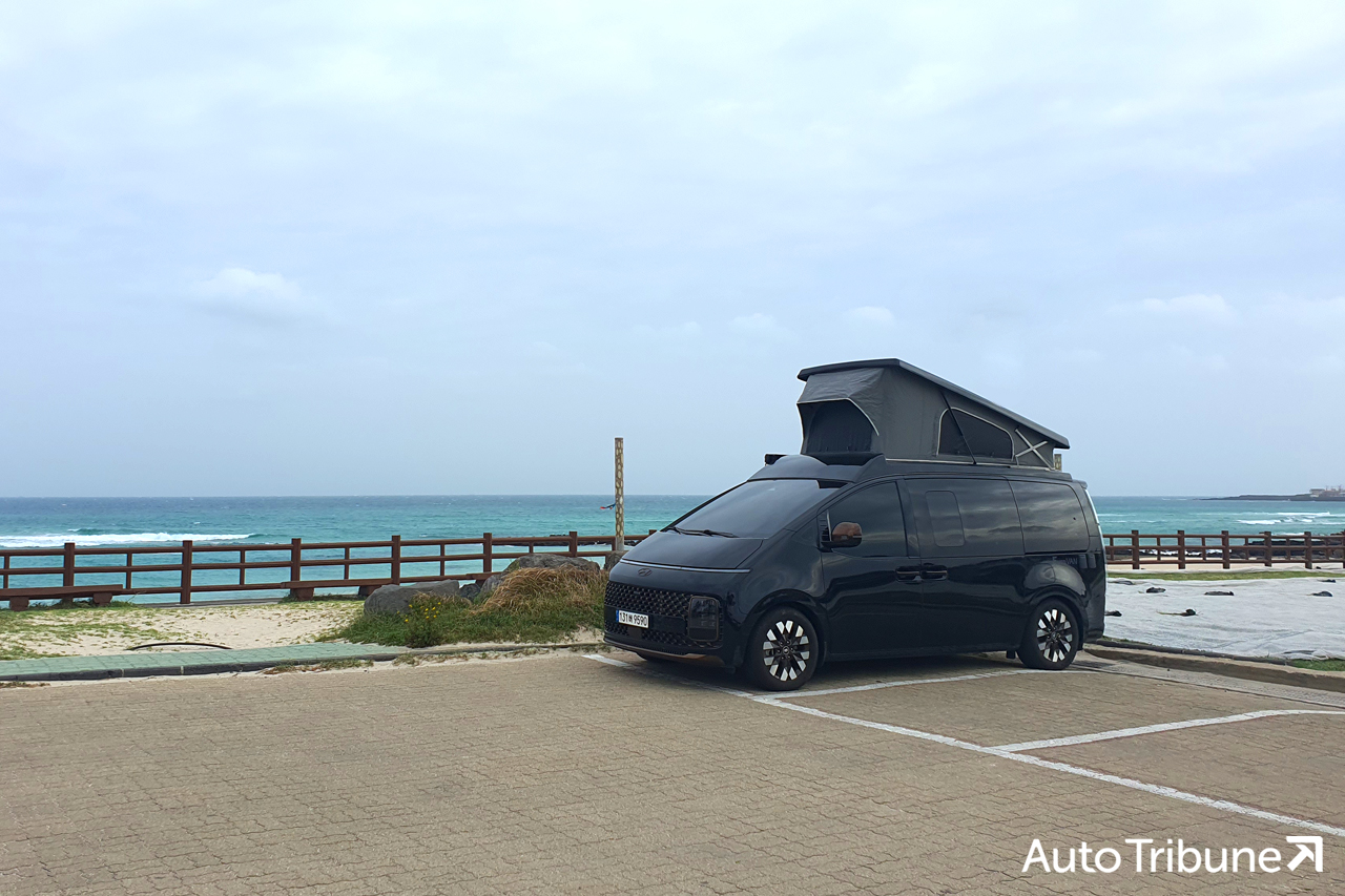 팝업 루프 텐트를 개방한 유로밴 /사진=양봉수 기자