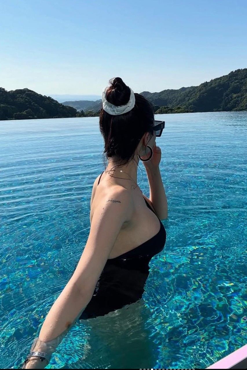 안신애가 일본 리조트에서 수영을 즐기며 여유로운 일상을 공개했다. /사진=안신애 SNS