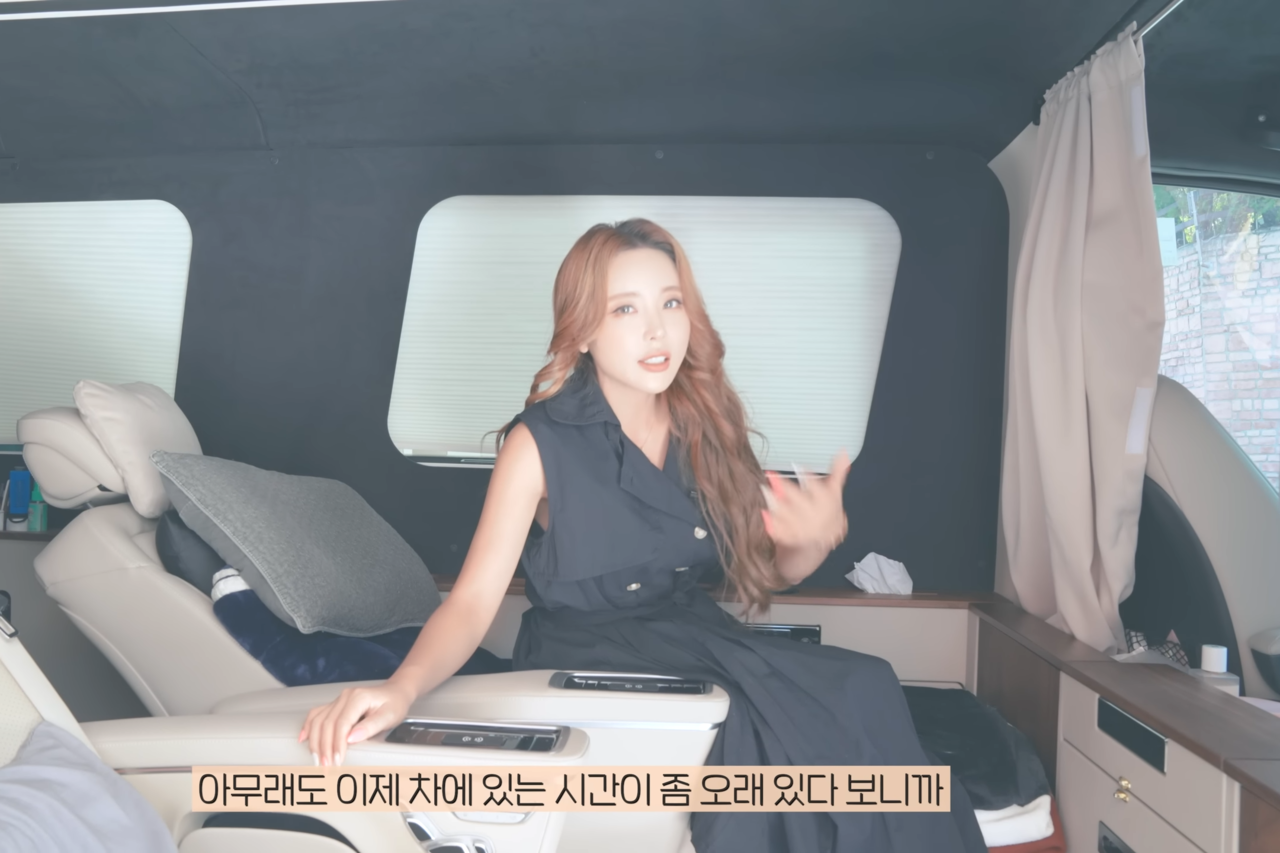 홍진영의 벤츠 스프린터 실내 /사진=유튜브 '쌈바홍'
