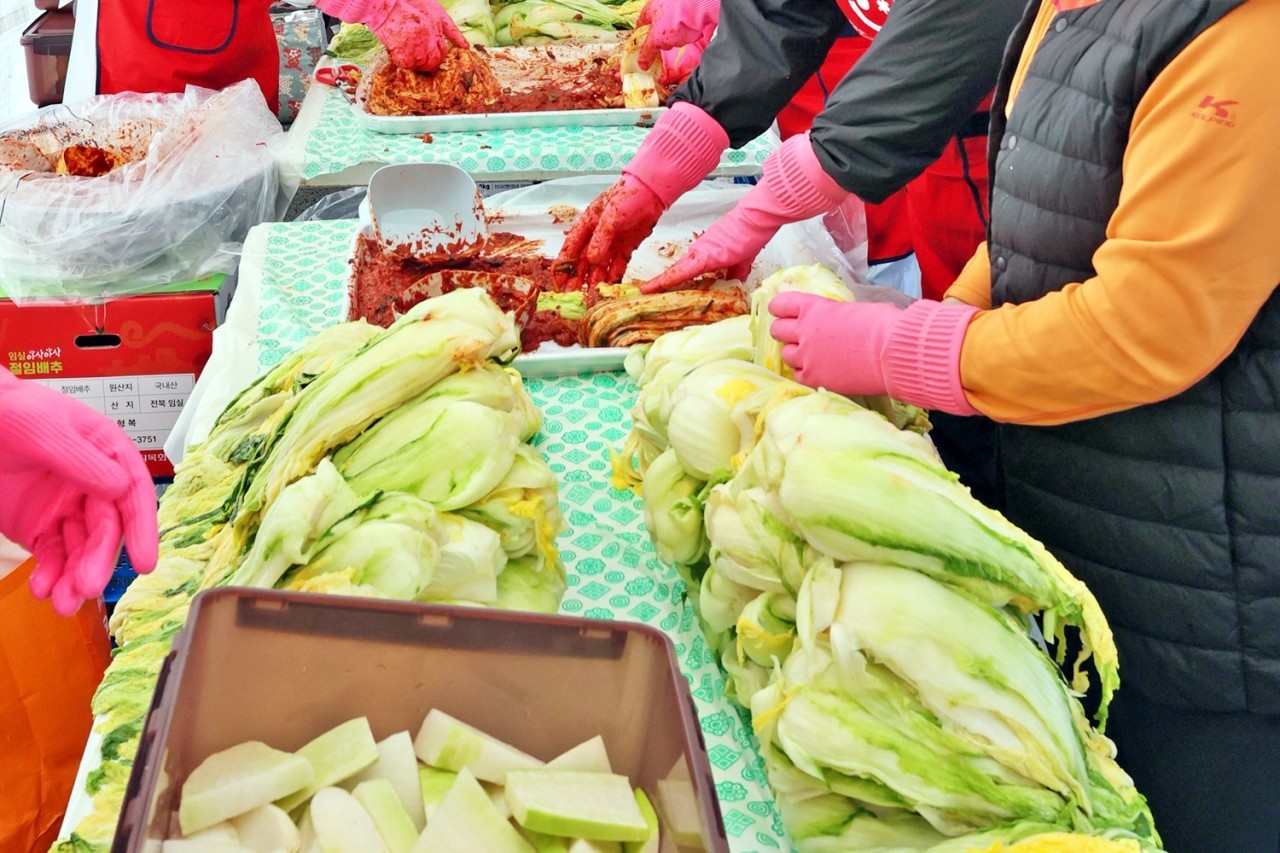 김장용 절임 배추로 김장하는 모습 /사진=연합뉴스