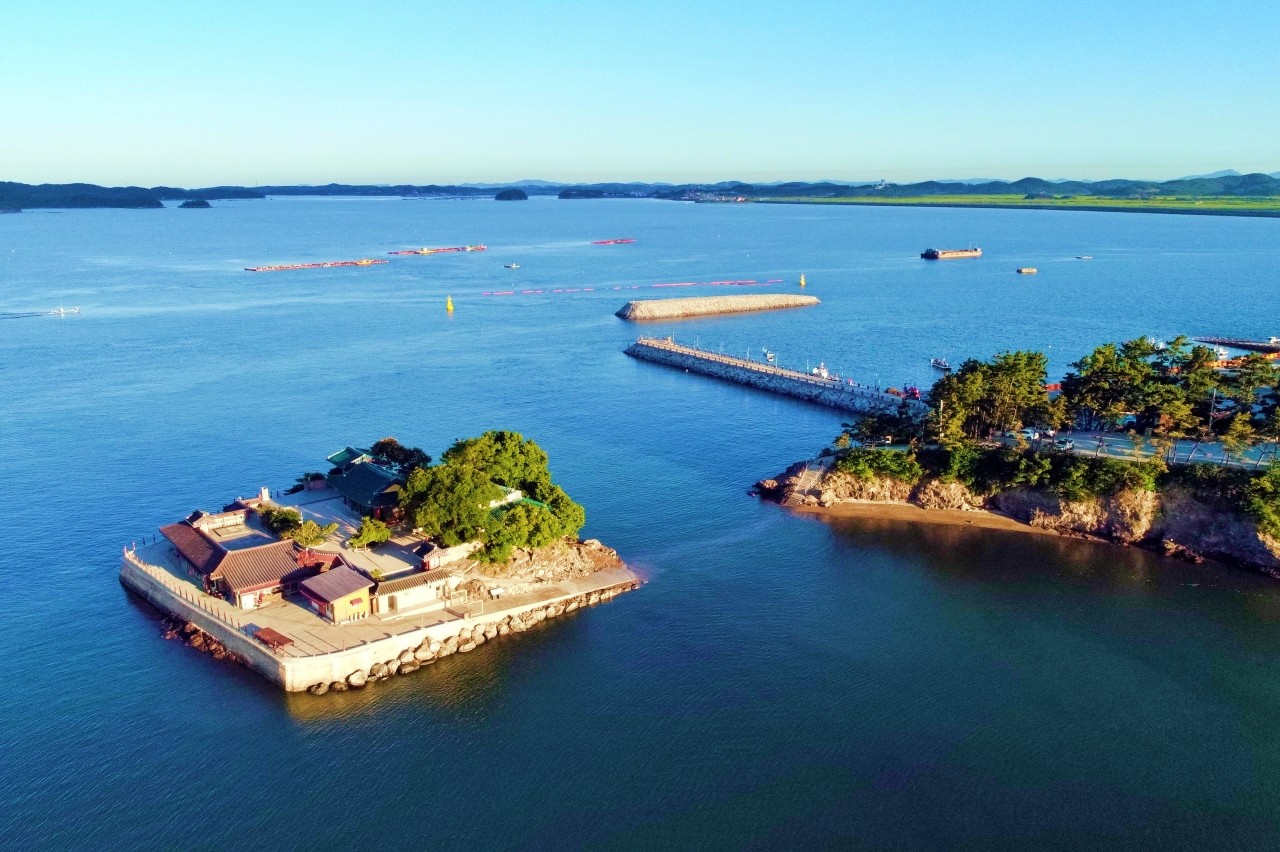 만조 시 간월암 /사진=간월암 공식 홈페이지