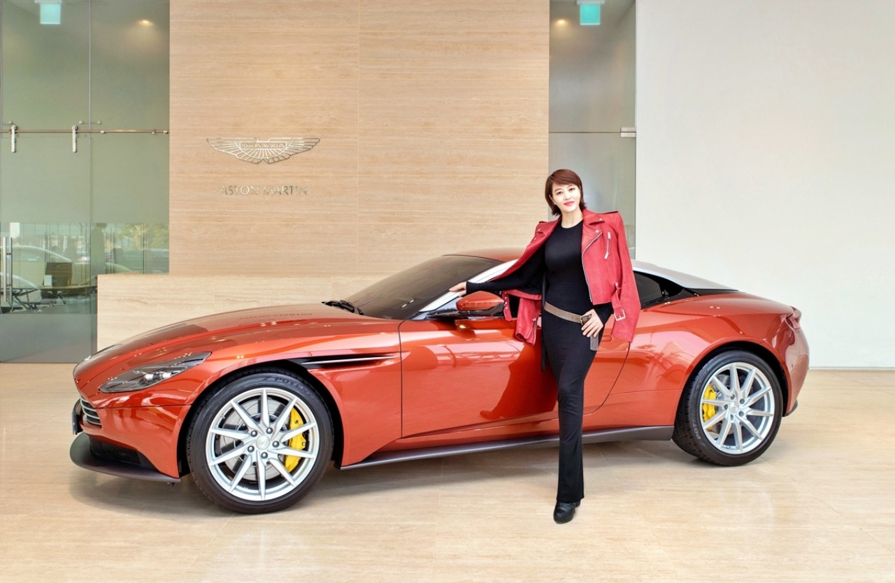 애스턴마틴 DB11과 김혜수 /사진=기흥인터내셔널