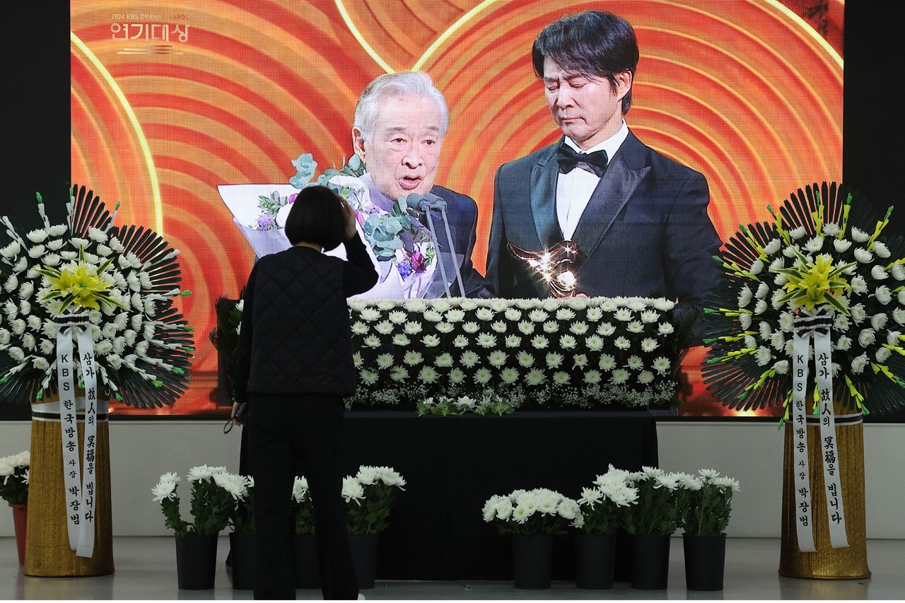 25일 현역 '최고령 배우'로 활동해온 배우 이순재가 별세했다. 같은 날 서울 여의도 KBS 본관 내 시청자광장에 추모 공간이 마련되어 있다. KBS는 누구나 와서 추모의 뜻을 밝힐 수 있다고 설명했다. /사진=연합뉴스
