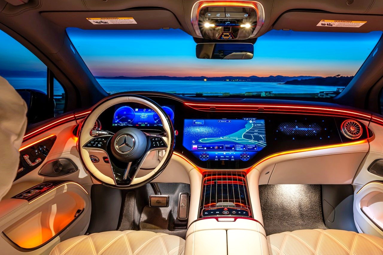 멀미를 줄이기 위해 앰비언트 라이트도 활용할 예정이다. 사진 속 차는 EQS 마이바흐 /사진=메르세데스-벤츠
