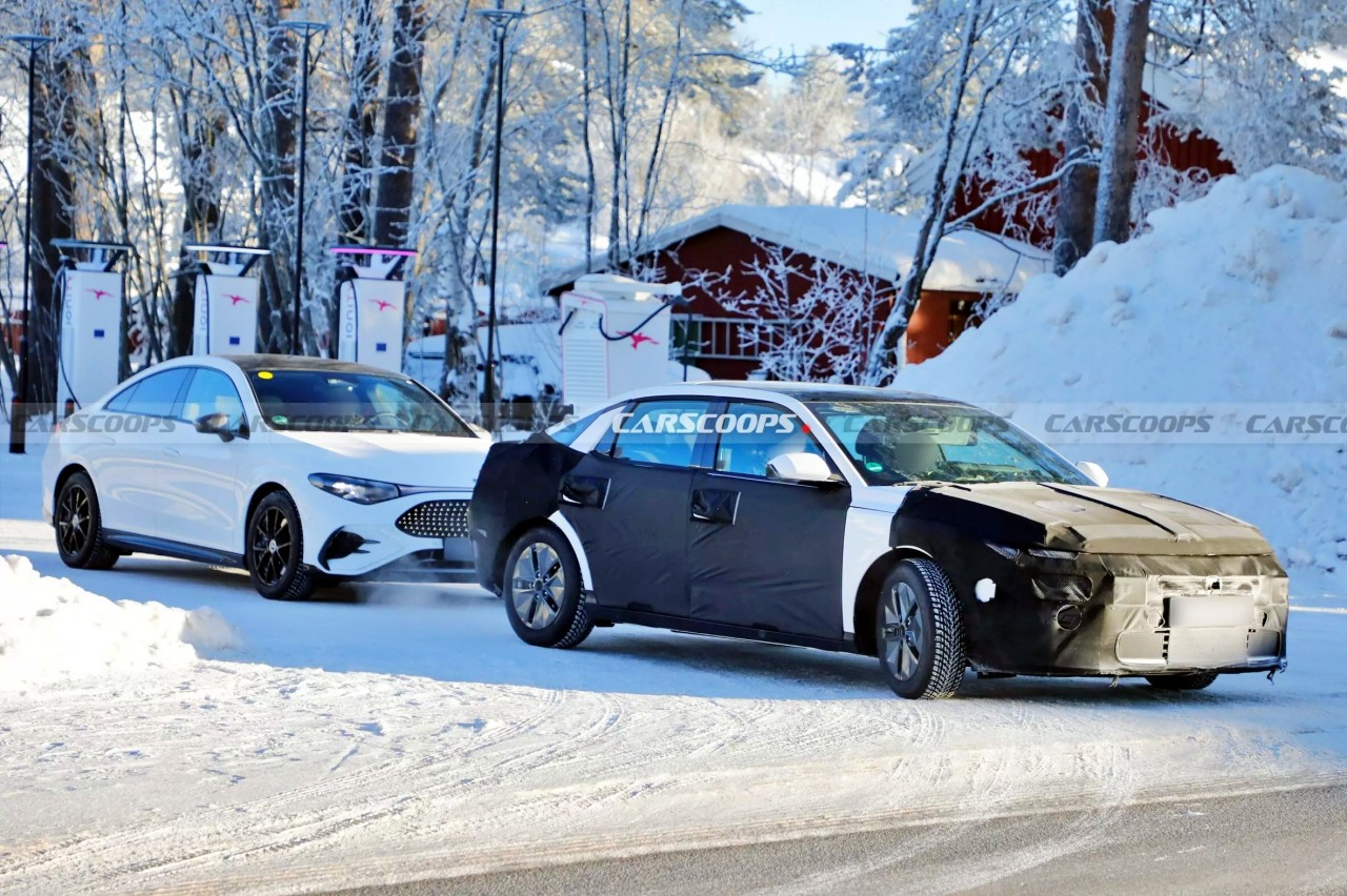 메르세데스-벤츠 신형 CLA와 함께 주행 중인 현대 신형 아반떼 테스트카 스파이샷 /사진=Carscoops