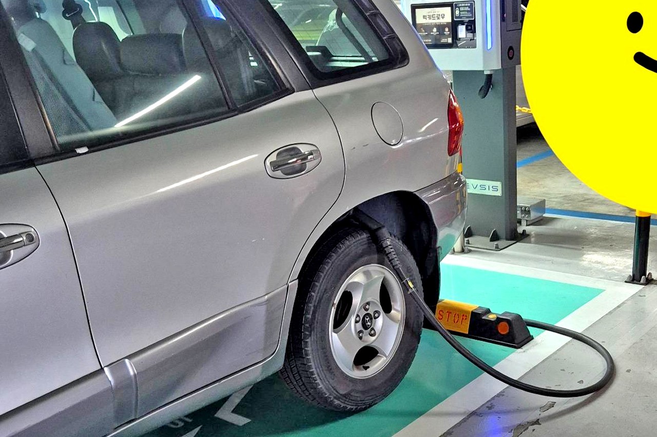 전기차 전용 충전 구역에 주차된 1세대 싼타페 /사진=보배드림