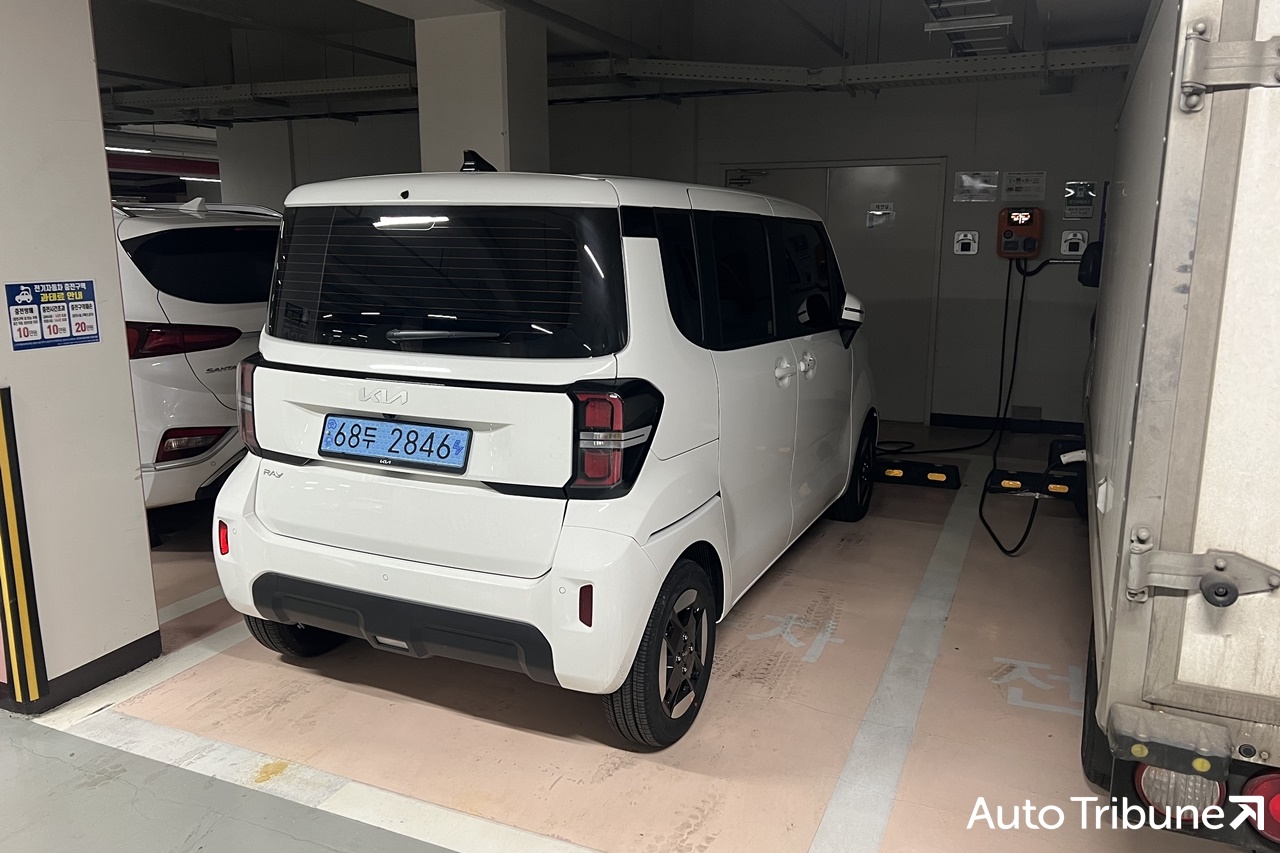 ▲지하주차장에서 충전 중인 레이 EV(사진=최현진 기자)