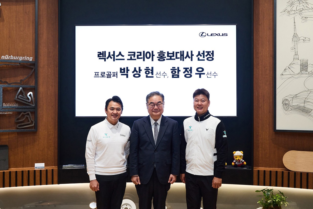 왼쪽부터 박상현 선수, 콘야마 마나부 렉서스코리아 사장, 함정우 선수 /사진=렉서스코리아