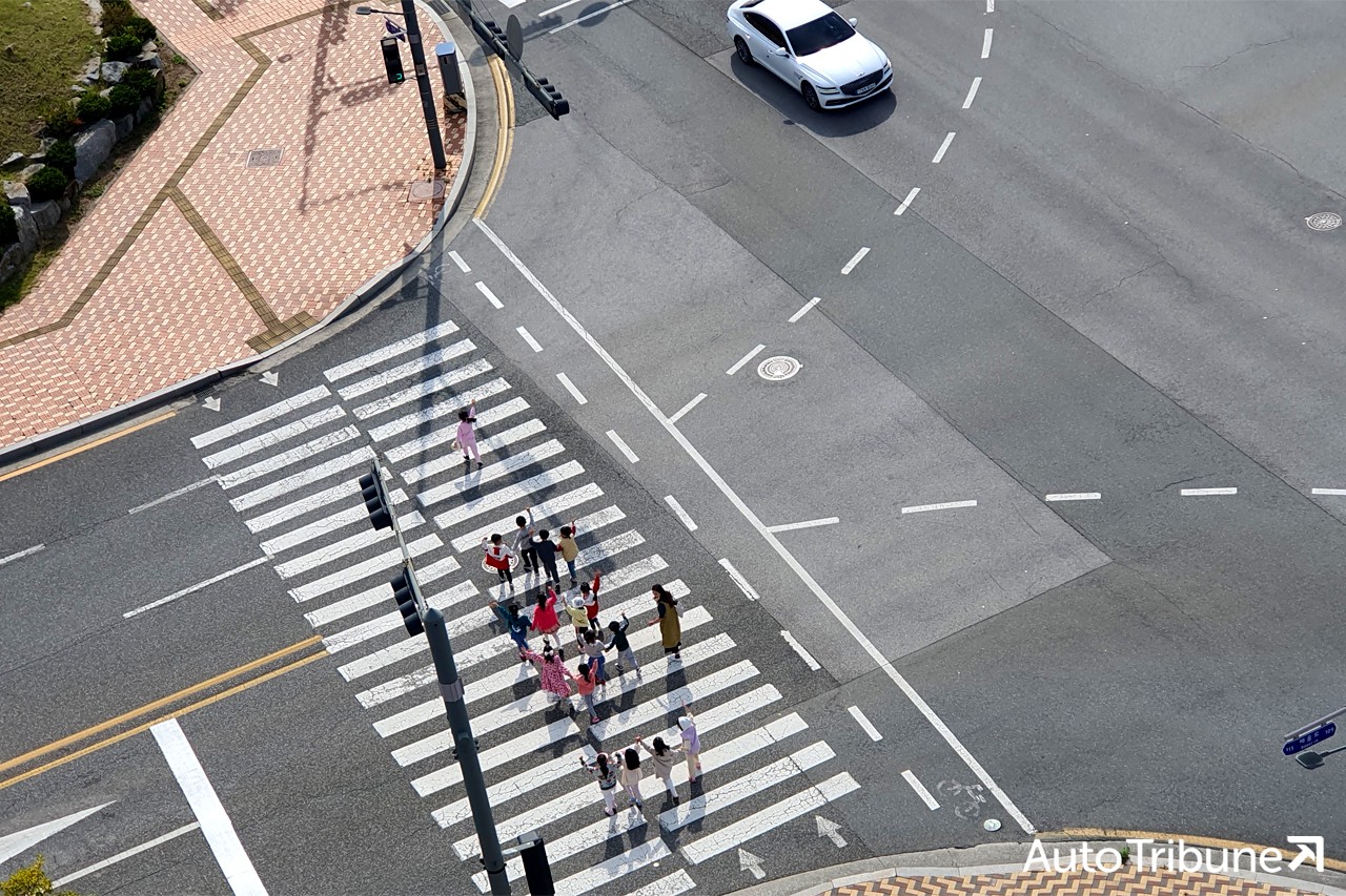 횡단보도를 건너는 아이들 /사진=양봉수 기자