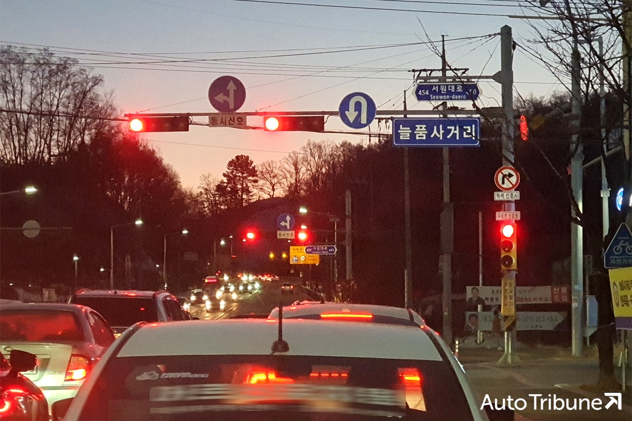 우회전 신호로 멈춰선 차량들 /사진=양봉수 기자