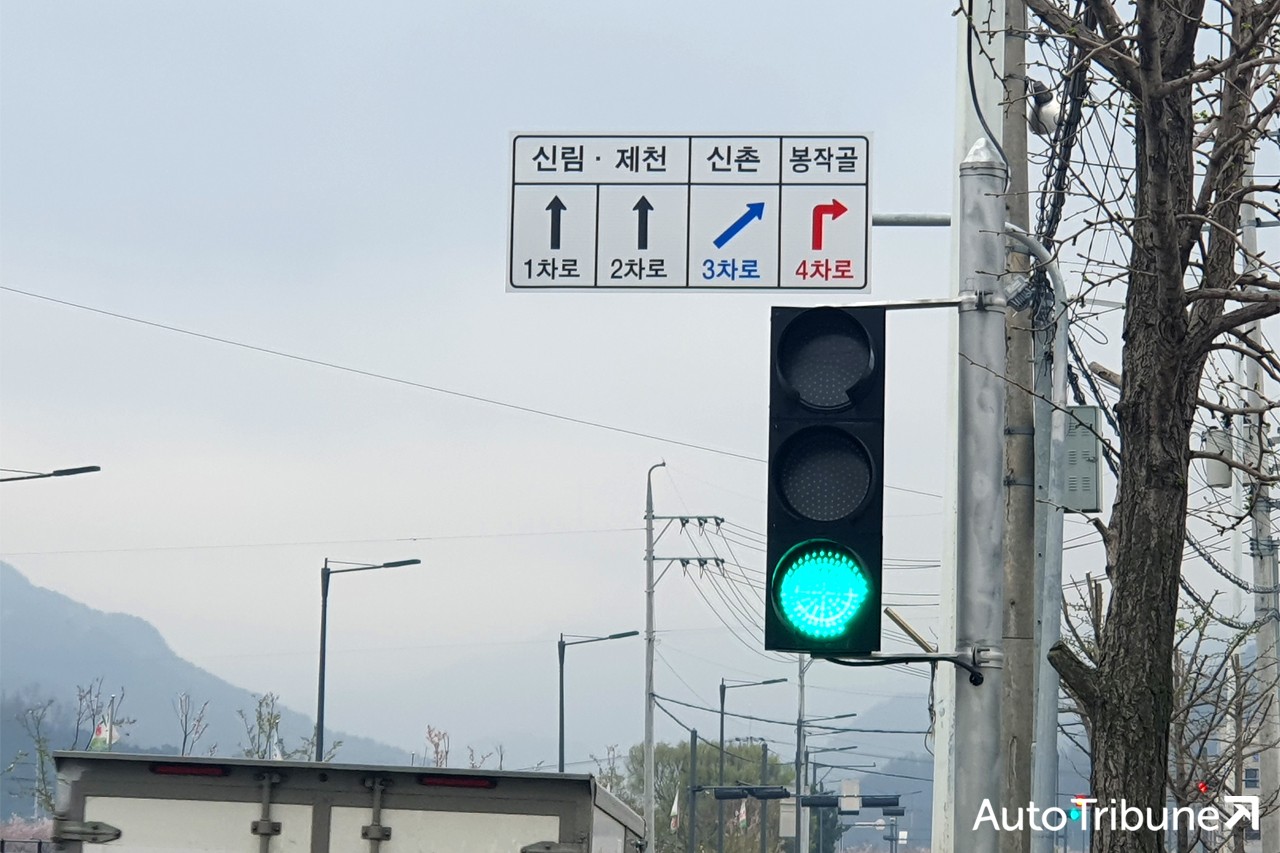 우회전 신호가 점등된 모습/사진=양봉수 기자