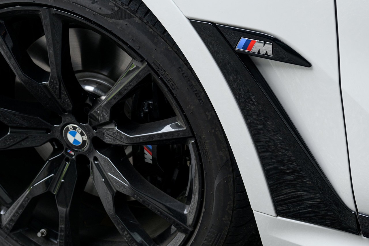 22인치 V 스포크 제트 블랙 휠과 검은색 M 스포츠 브레이크 /사진=BMW