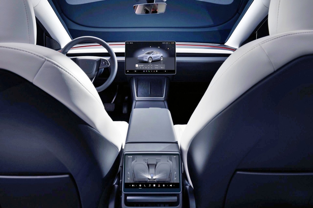 모델 Y는 거의 모든 기능을 1열과 2열 중앙 디스플레이에 통합했다. /사진=테슬라