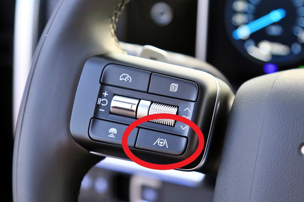 현대 싼타페 스티어링 휠 스포크에 있는 차로 유지 보조 작동 버튼 /사진=View H