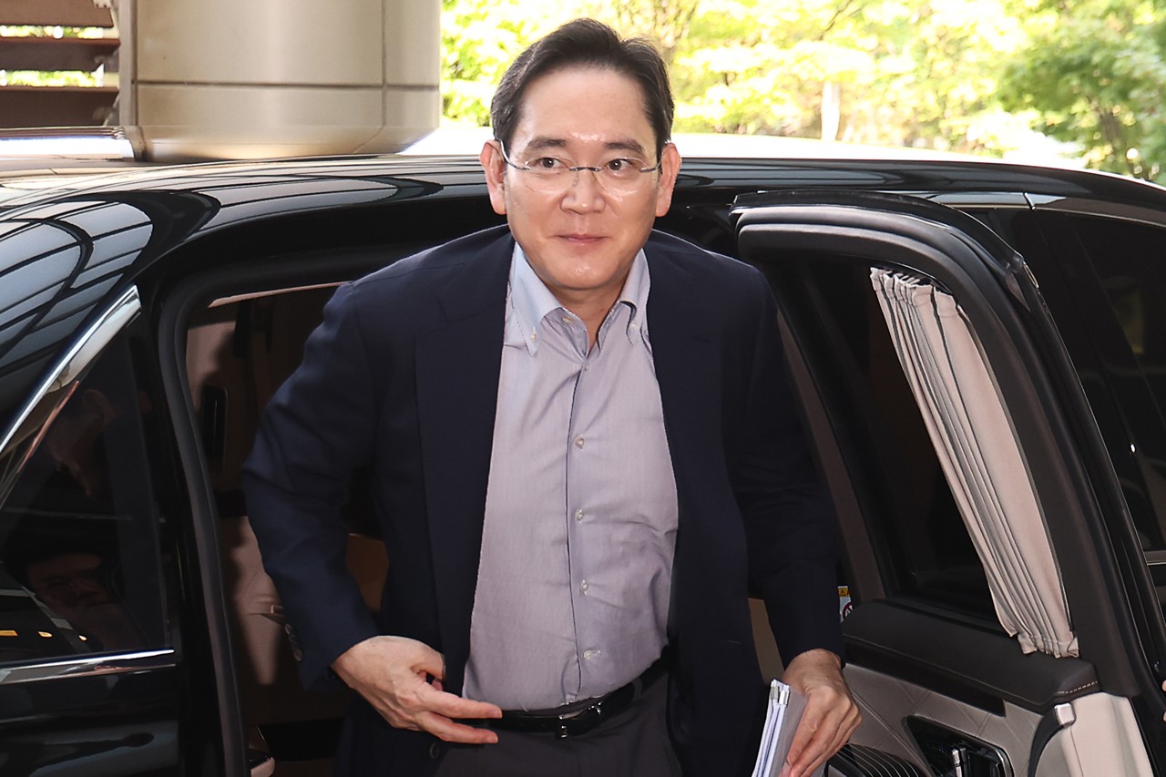 개인 소유 리무진에서 내리고 있는 이재용 삼성 총수 /사진=연합뉴스