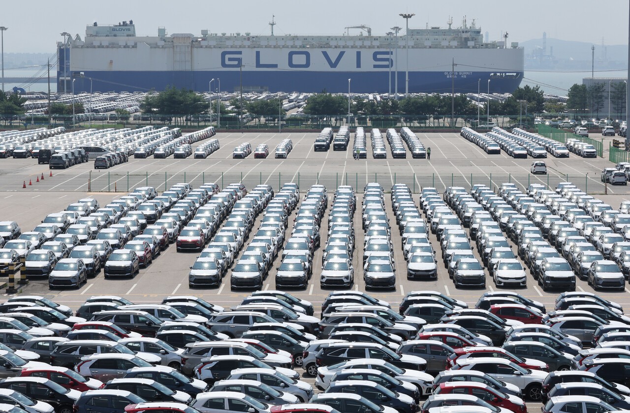 한국과 미국의 관세 협상이 타결된 31일 경기도 평택항에 수출용 자동차가 세워져 있다. /사진=연합뉴스