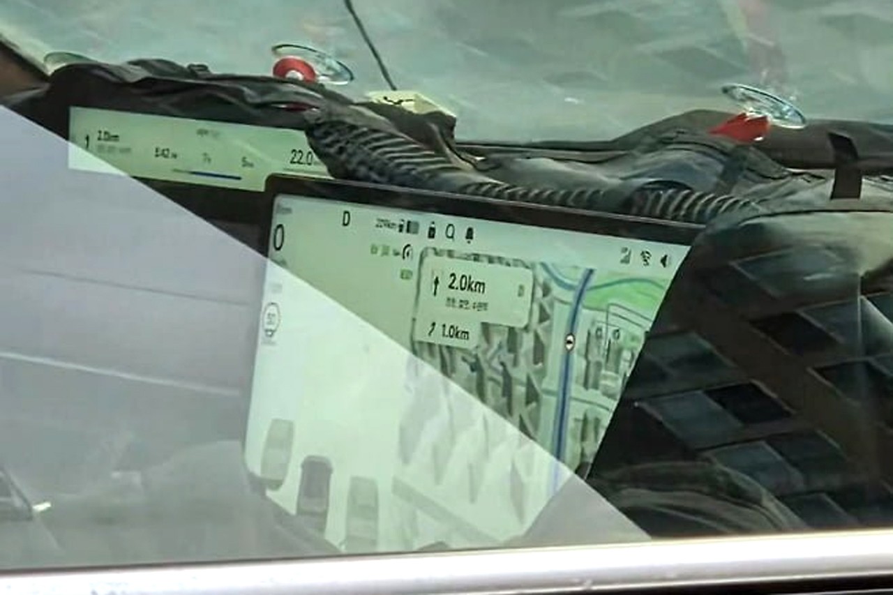 신형 그랜저, 테슬라 베낀 실내 포착... "17인치 디스플레이에 무슨 내용 표시?"