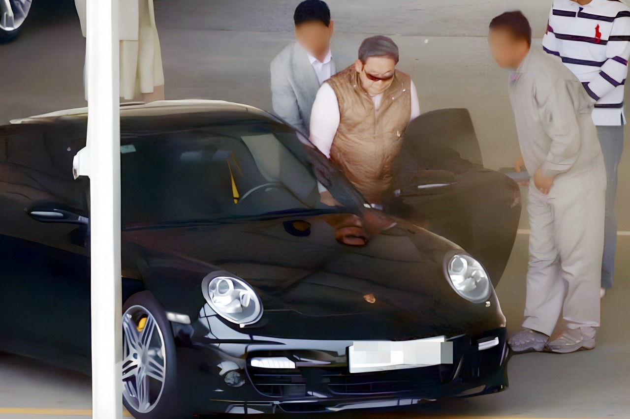 포르쉐 911 터보에 타고 있는 故 이건희 삼성그룹 선대 회장 /사진=온라인 커뮤니티