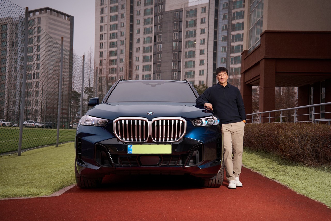 BMW X5와 수원삼성블루윙즈 이정효 감독 /사진=BMW 코리아