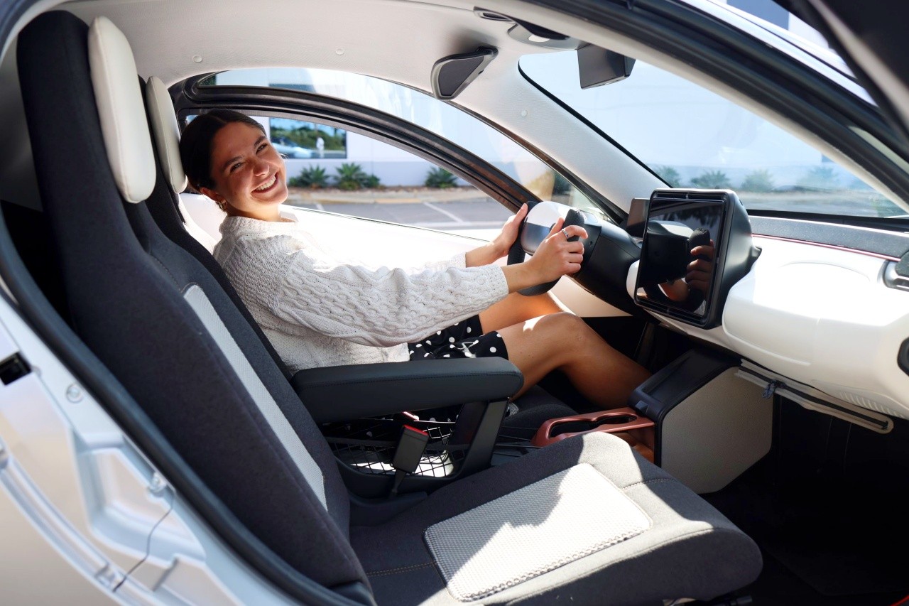 "충전비 0원 도전"... 1회 충전 1,600km 가는 태양광 전기차 본격 출고