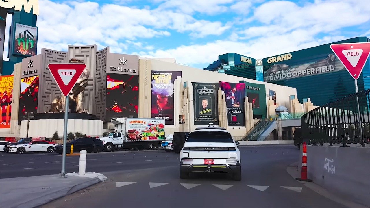 모셔널 자율주행 아이오닉 5 로보택시가 라스베이거스 도심에서 운행되는 모습 /사진=현대차