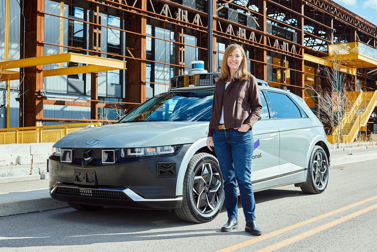 모셔널 자율주행 아이오닉 5 로보택시와 로라 메이저 CEO /사진=현대차