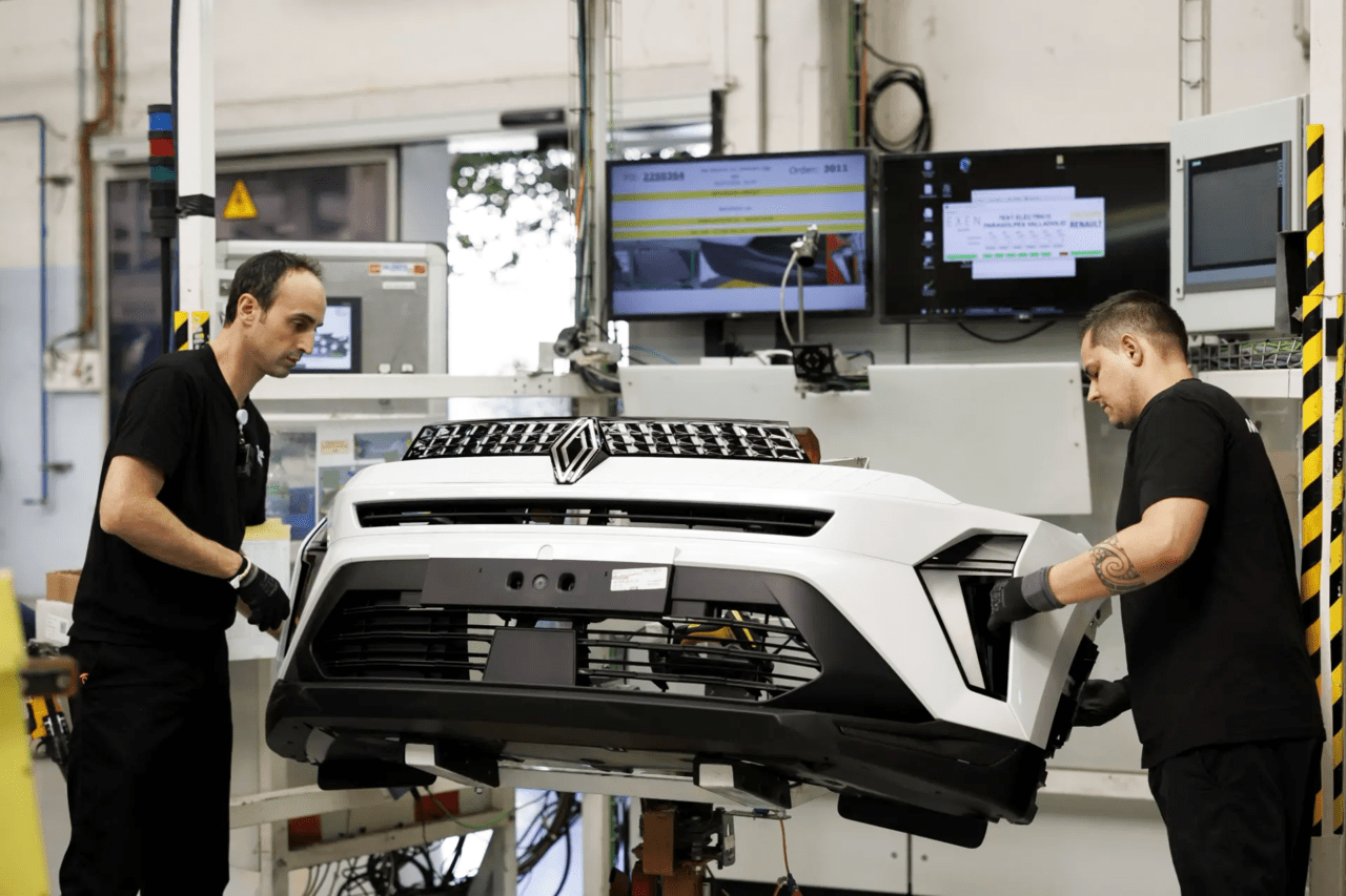 자동차를 조립하는 모습 /사진=르노