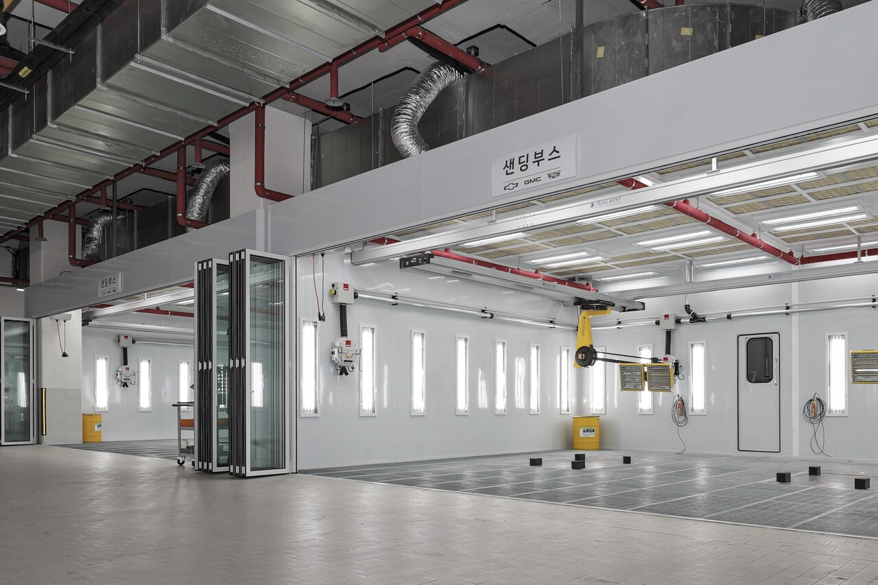 GM 직영 서울서비스센터 판금 및 도색 공간 /사진=GM 한국사업장