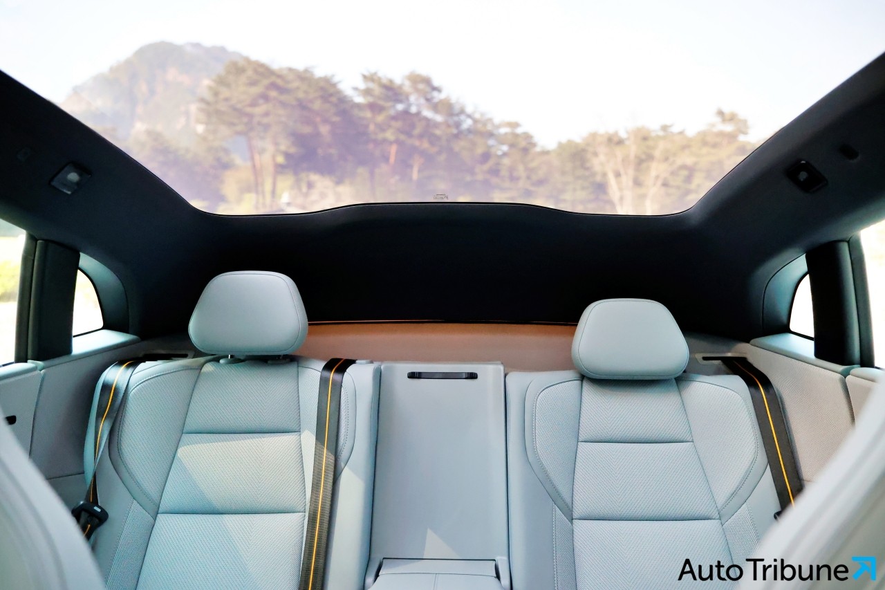 폴스타 4에 적용된 파노라믹 글래스 루프 /사진=김동민 기자