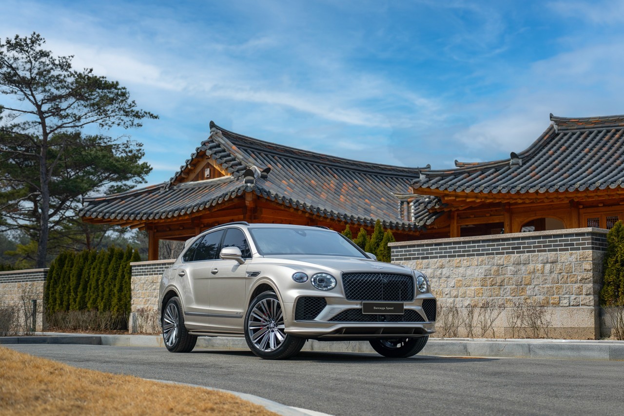 "650마력 럭셔리 SUV"... 벤테이가 스피드, 3.3억 원 끝판왕 국내 상륙